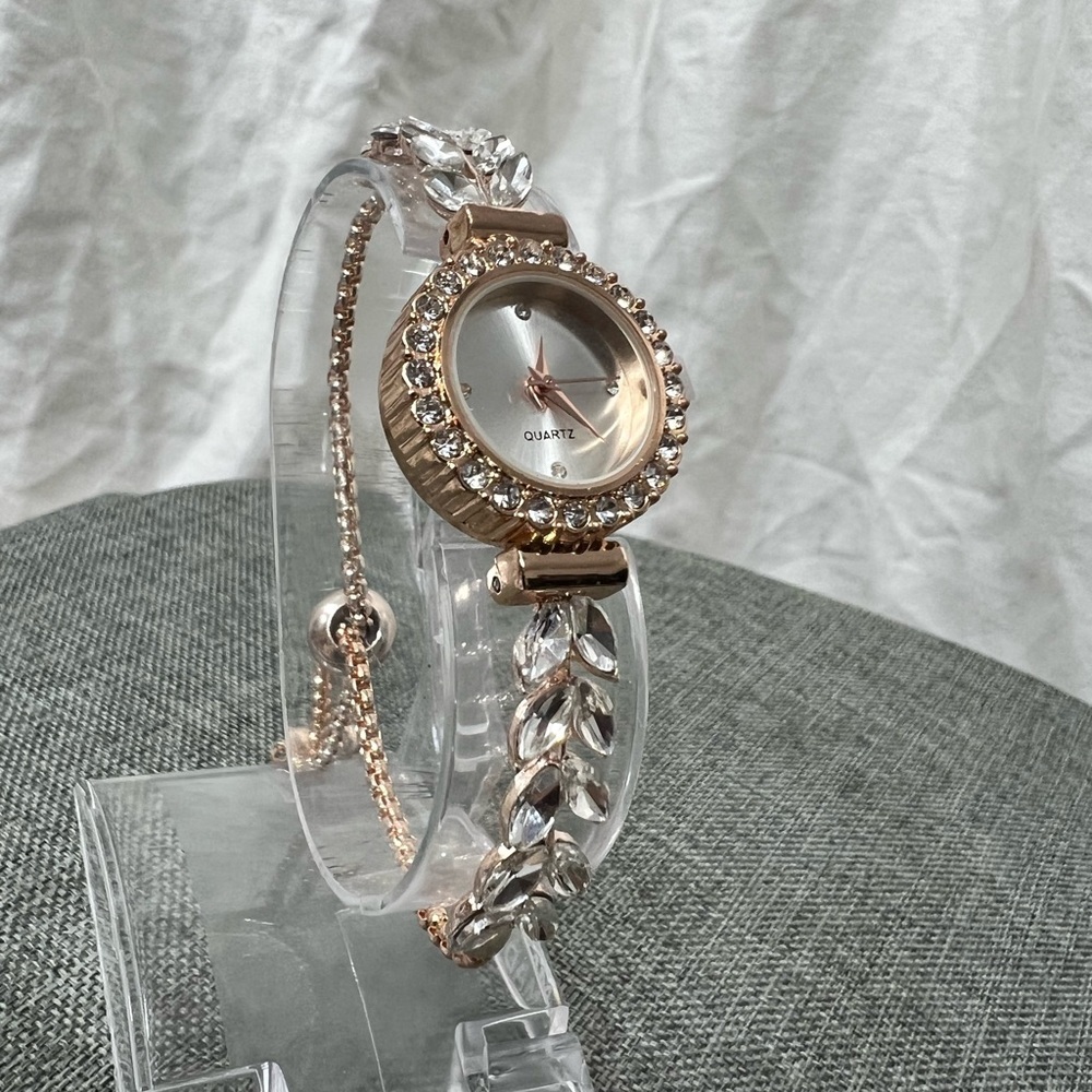 Fashion Jewelry Rhinestone Quartz Watch W/ Adjustable Band Amazing Looking. - Picture 2 of 11